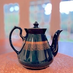HALL made in USA 6cupTeapot. Beautiful teal & gold color. Excellent condition.